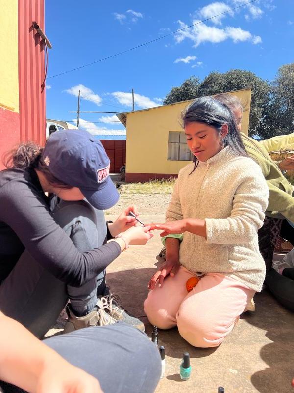 秘鲁的学生在给孩子画指甲